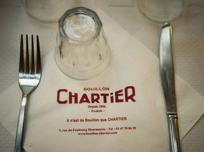 La mesa puesta esperando a los comensales en el Bouillon Chartier de París.