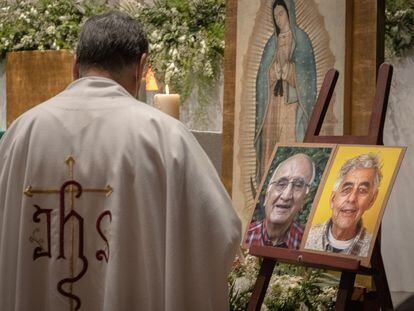 Un sacerdote durante una misa en julio pasado en honor de Joaquín César Mora y Javier Campos Morales, jesuitas asesinados en Chihuahua.