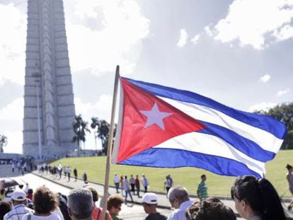 Cubanos haciendo cola para rendir sus respetos Fidel Castro en el Memorial Jos&eacute; Mart&iacute; en La Habana. 