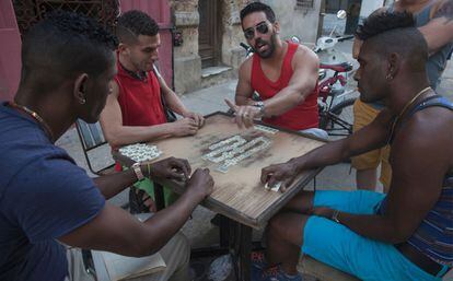 Partida de dominó en La Habana.