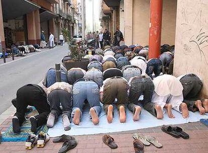 Un nutrido grupo de musulmanes reza en una calle de Lleida porque no caben en la mezquita de la ciudad.