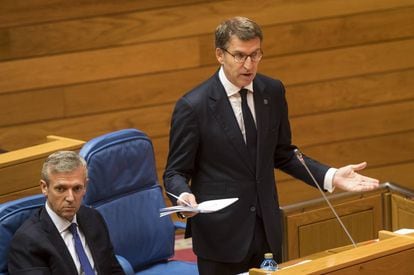 Feijóo, de pie, junto al vicepresidente Alfonso Rueda, durante la sesión parlamentaria del miércoles sobre los incendios.