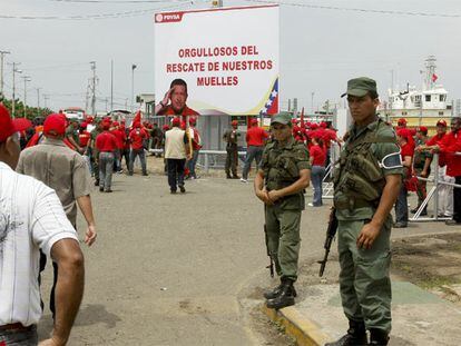Soldados venezolanos observan el paso de seguidores chavistas en el puerto de Maracaibo.