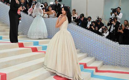 La cantante Dua Lipa, coanfitriona de la gala Met, eligió para la ocasión un vestido de novia 'vintage' de Chanel.