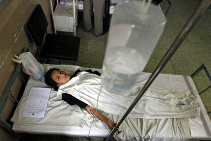 Una niña afgana recibe tratamiento médico por la intoxicación en un hospital de Kabul.