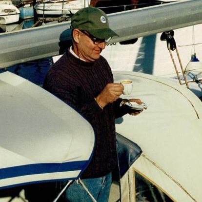 Albert Solà tomando una taza de café en su velero
