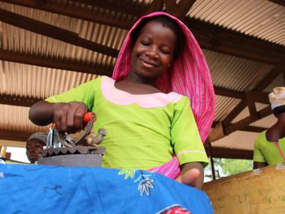 Aisha quiere ser costurera. Tras seis meses de trabajo como kayayei (porteadora de mercancías) deseaba volver a casa.