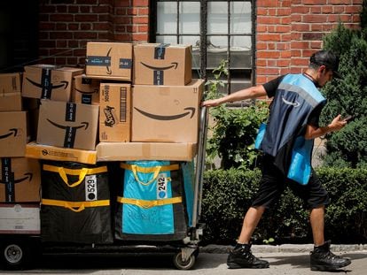 Un empleado de Amazon transporta un carro lleno de paquetes en Nueva York el pasado 21 de junio.
