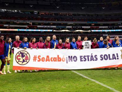 Los equipos femeninos del Barcelona y el América de México muestran un mensaje de apoyo a la futbolista Jennifer Hermoso antes del inicio de un partido amistoso esta madrugada en México.