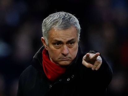 Jose Mourinho gesticula durante el partido que empat&oacute; el Manchester United contra el Burnley.