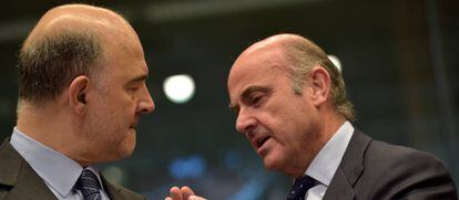 El comisario de asuntos económicos Pierre Moscovici junto al ministro español de Economía Luis de Guindos durante un Eurogrupo