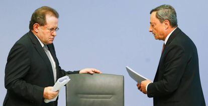 El vicepresidente del BCE, V&iacute;tor Const&acirc;ncio, y el presidente, Mario Draghi, en Fr&aacute;ncfort (Alemania) el pasado 20 de julio. 