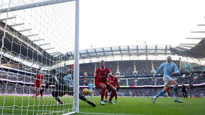 Haaland en acción durante el partido entre el Manchester City y el Liverpool.