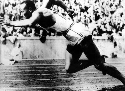 Owens, durante una carrera en los Juegos de Berlín del 36.