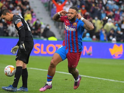 Memphis festeja un gol del curso anterior ante el Elche.