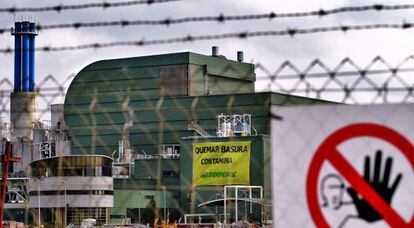 Una pancarta de Greenpeace contra la incineración en Son Reus (Mallorca).