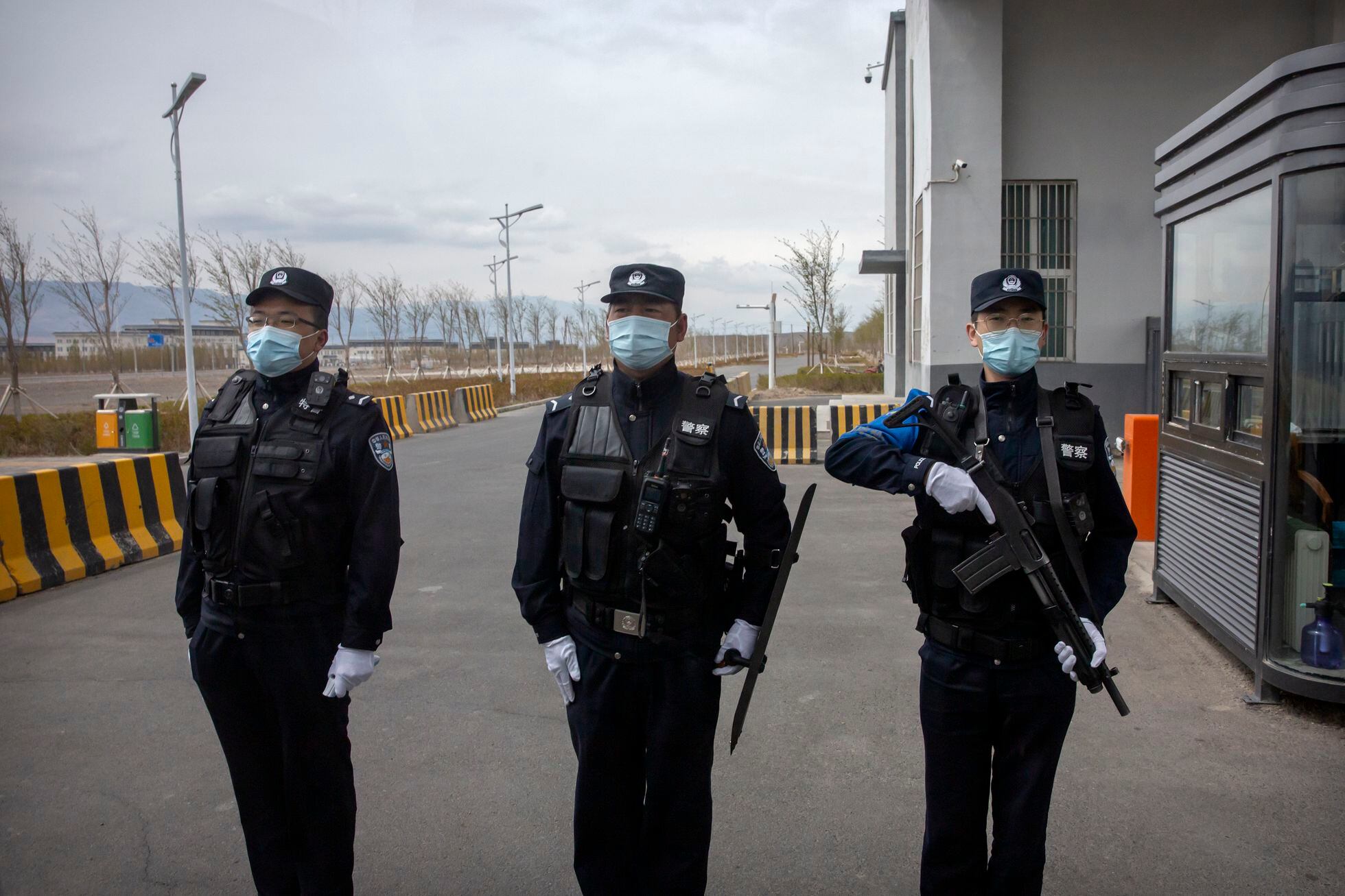 Policías frente a un centro de detención Urumqi (Xinjiang), en abril de 2021.