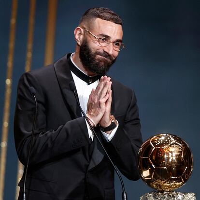 Karim Benzema, con el trofeo del Balón de Oro.