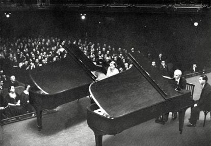 Béla Bartók y su esposa, Ditta Pasztory, tocan dos pianos en 1938.