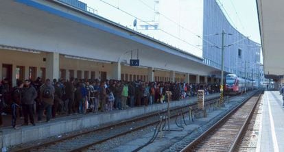 Miles de refugiados esperan en la estaci&oacute;n Westbahnhof (Viena), el 10 de septiembre de 2015. 
