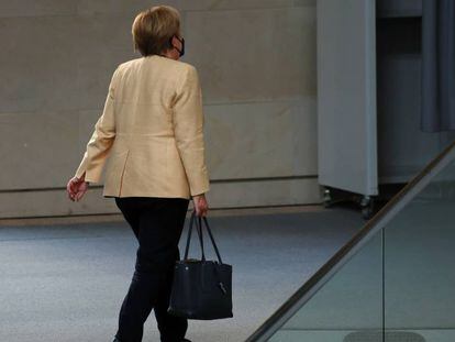 Angela Merkel abandona el Bundestag tras la última sesión antes de las elecciones del pasado septiembre