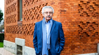 El escritor jordano de origen palestino Ibrahim Nasrallah posaba este martes durante la entrevista, en la Casa Árabe de Madrid.