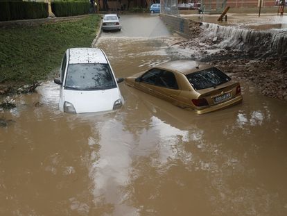 En la imagen, dos coches semisumergidos en un paso inundado en Aldaia (Valencia).