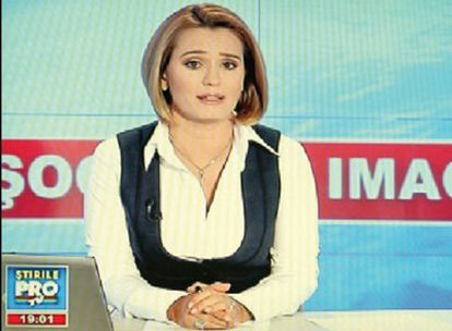 Presentadora de la cadena rumana  PRO TV, durante un informativo.