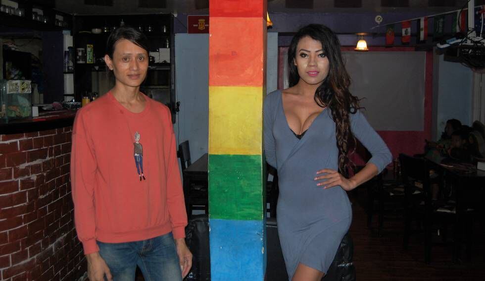 Meghna Lama y Sarah en el único bar abiertamente LGTBI de Nepal ubicado en una de las calles más concurridas de Katmandú.
