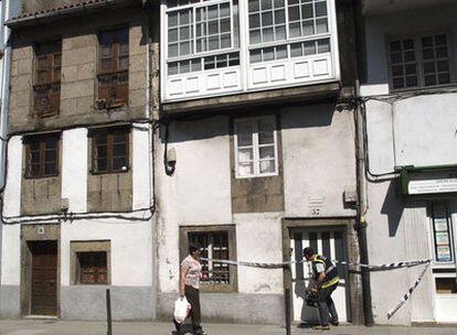 Un policía accede a la vivienda de Santiago de Compostela en la que fue hallado el cadáver de una anciana de 83 años con un fuerte golpe en la cabeza.