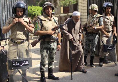 Soldados a la entrada de un colegio electoral en Al-Sharqya, a unos 60 kilómetros de El Cairo.