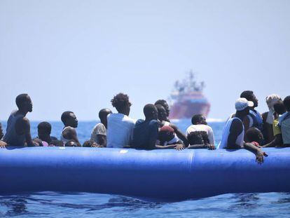 Un grupo de inmigrantes a bordo de una barcaza el pasado 12 de agosto.