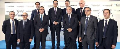 El consejero de Economia y Hacienda, Pedro Azpiazu (4d), junto al diputado general de Hacienda, José María Iruarrizaga (3d), miembros del banco Sabadell y los organizadores del Foro Liderazgo Empresarial, junto al consejero delegado de Banco Sabadell, Jaime Guardiola (5d) al inicio del acto