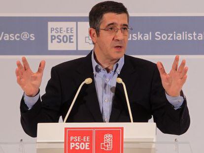 Patxi López, durante su intervención en el comité nacional del PSE, reunido en el palacio Euskalduna de Bilbao.