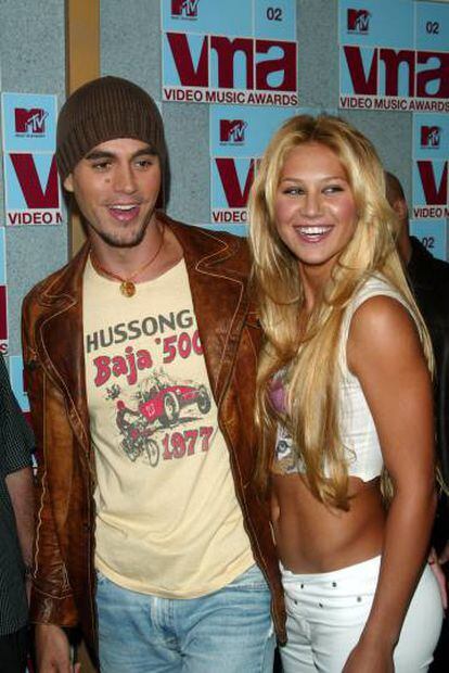 Enrique Iglesias, con su pareja Anna Kournikova, cuando llevaban un año de noviazgo, en los MTV Video Music Awards celebrados en Nueva York en 2002. Llevan 18 años juntos y tienen dos hijos.