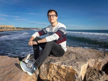 Jesús Lucero, ingeniero de 26 años y que sufre ecoansiedad, el pasado noviembre en la playa de la Patacona de Valencia.