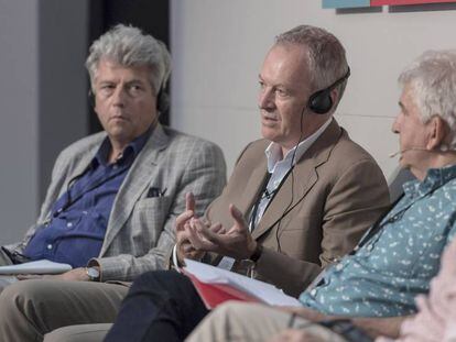 Maarten Asscher (izquierda), James Daunt, Antonio Ram&iacute;rez y Nicolas Viv&egrave;s, ayer en el debate. 