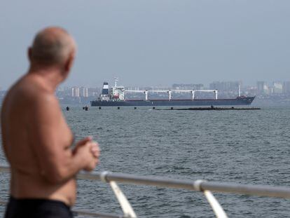 Bulk carrier M/V Razoni, carrying a cargo of 26,000 tonnes of corn, leaves Ukraine�s port of Odessa, en route to Tripoli in Lebanon, on August 1, 2022, amid Russia's military invasion launched on Ukraine. - The first shipment of Ukrainian grain left the port of Odessa on August 1 under the under the Black Sea Grain Initiative deal signed in Istanbul, on 22 July, aimed at relieving a global food crisis following Russia's invasion of its neighbour, the Turkish defence ministry said. (Photo by Oleksandr GIMANOV / AFP)