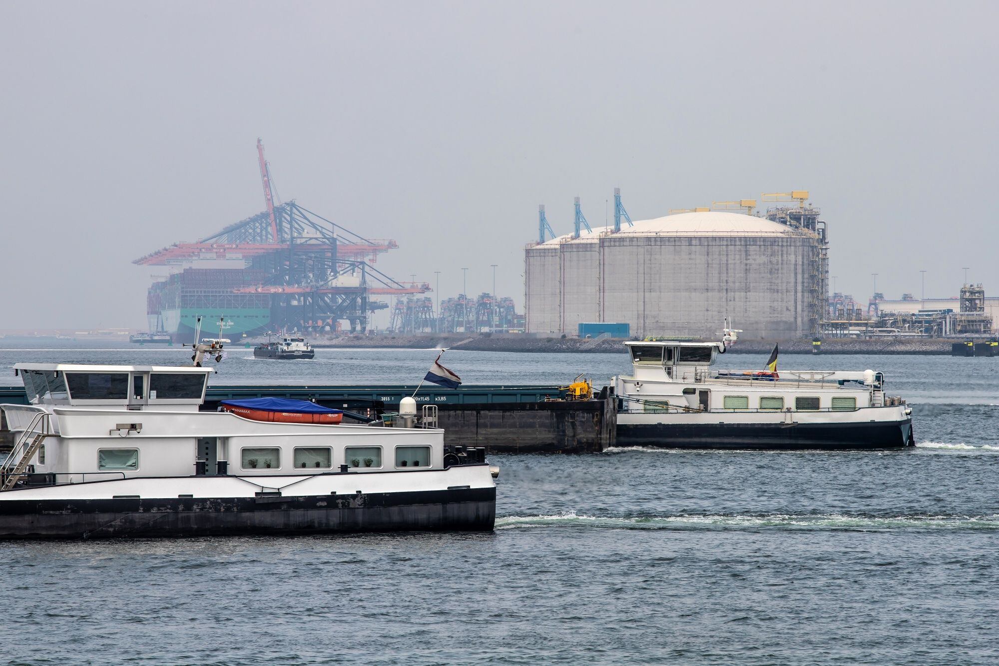 Varios barcos frente a la terminal de importación de gas natural licuado del puerto de Róterdam (Países Bajos).