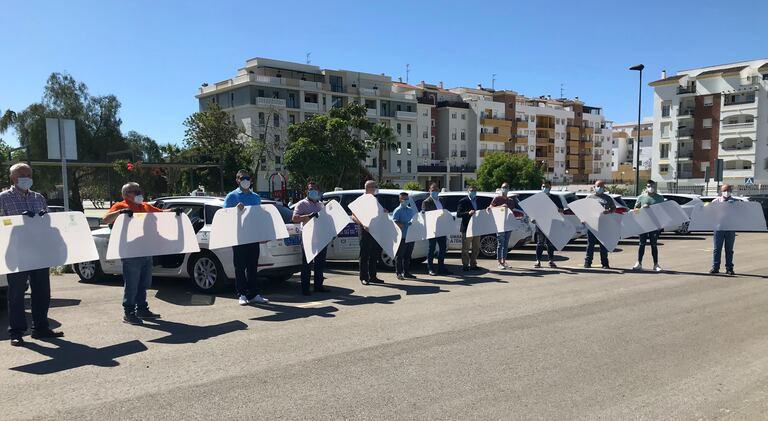 Taxistas de Vélez-Málaga, con las mamparas que instalará el Ayuntamiento en sus vehículos por el covid-19.