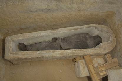 Sarcófago con momia hallado en el complejo funerario en Saqqara.