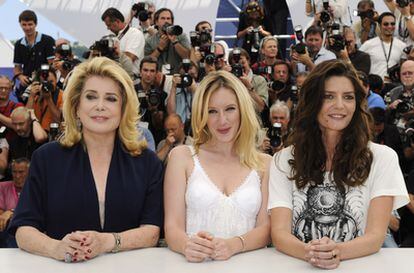 Las actrices Catherine Deneuve (izquierda), Ludivine Sagnier (centro) y Chiara Mastroianni en la presentación de 'Les bien-aimés' (Querido) hoy, 21 de mayo, en Cannes.