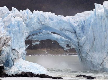 El fenómeno se produce por la presión que las aguas del lago Argentino ejercen sobre un dique natural que el Perito Moreno forma en su lento avance sobre la costa rocosa.