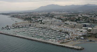 Vista a&eacute;rea del Puerto Ban&uacute;s, Marbella (M&aacute;laga). 