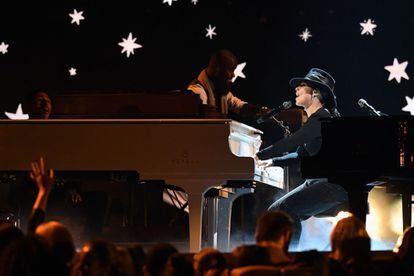 Número musical de Alicia Keys, la anfitriona de la noche, tocando dos pianos. Acompañada de un grupo canta éxitos de Coldplay, Nat King Cole, Drake, Roberta Flack, Lauryn Hill y Jay Z. 
