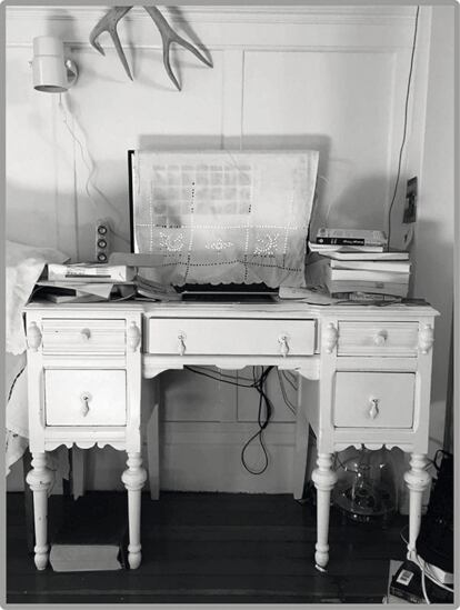 Su escritorio victoriano, cuya historia cuenta en el libro, fue un regalo de una amiga a quien su ex apuñaló 15 veces por dejarlo.