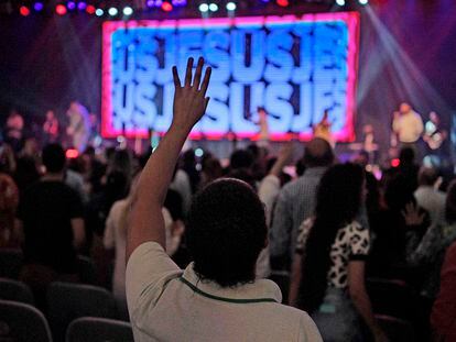 Feligreses atienden a una ceremonia celebrada en la 'Asamblea de Dios' de una iglesia evangélica en Río de Janeiro, el 23 de agosto de 2022.