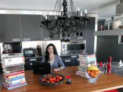 Norema Salinas despacha en la cocina de su casa