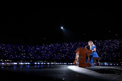 Taylor Swift toca el piano ante miles de espectadores durante su presentación.