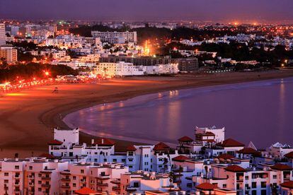 Agadir, al sur del país, ofrece una larga playa curvilínea, limpia y bien iluminada de noche, que se llena de familias armadas con palas y cubos.
